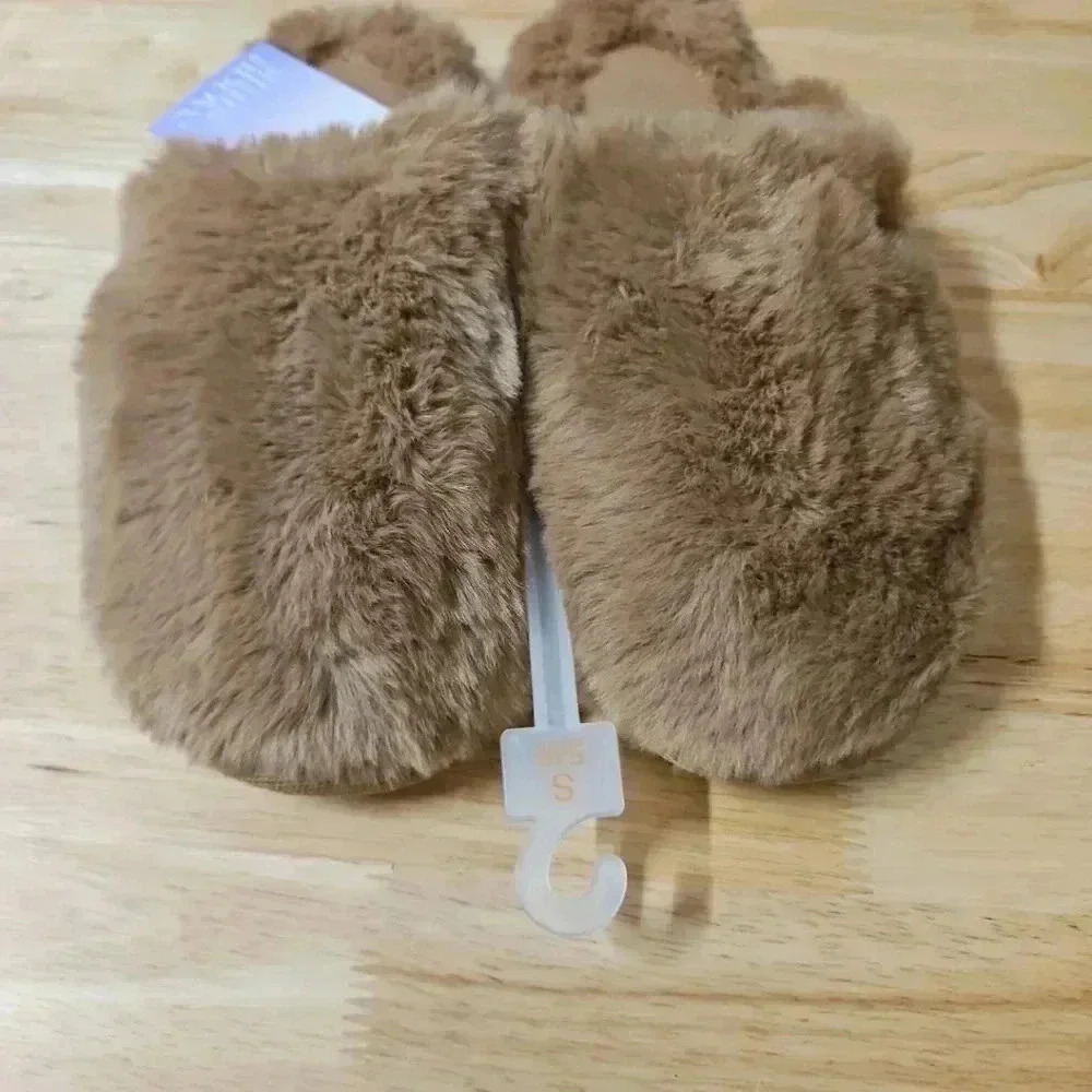 Stars Above Biege size US 5/6 soft fuzzy slip on slippers - Picture 7 of 8